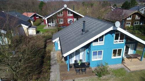 una vista aérea de una casa azul con una mesa en Ferienpark - Komfort-Ferienhaus mitten in der Natur 5 Personen, en Extertal