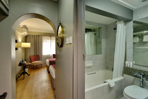 Koupelna v ubytování Cresta Jameson Hotel