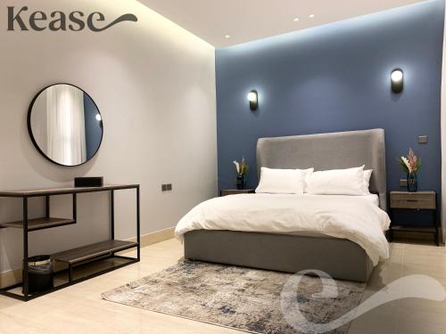 um quarto com uma cama grande e um espelho em Kease Mughrizat C-6 Royal touch AX19 em Riyadh