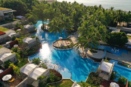 uma vista aérea de uma piscina num resort em InterContinental Sanya Resort, an IHG Hotel em Sanya