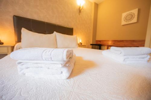 a pile of towels sitting on top of a bed at La Asomada del Gato in La Laguna