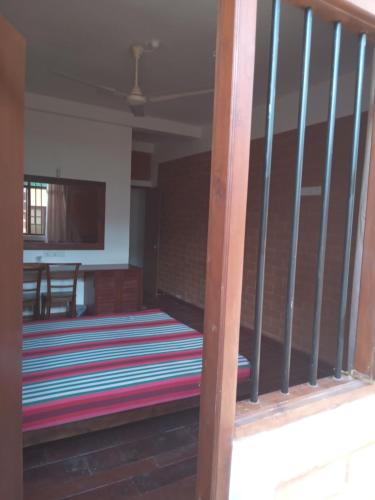 Habitación con alfombra grande y TV. en Windy Hanthana en Kandy