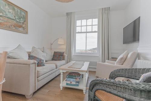 Posezení v ubytování Time and Tide - Crabpot Cottages - Apartment with Amazing sea views