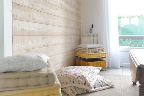 - une chambre avec un lit et deux empilements de matelas dans l'établissement Maison récente idéalement située aux Sables dOlonne - 4 pers, à Les Sables-dʼOlonne