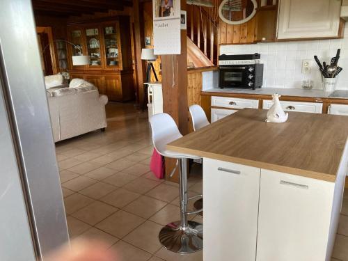 Nhà bếp/bếp nhỏ tại Chalet de 5 chambres avec piscine privee jardin clos et wifi a Tudeils