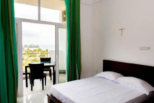 Llit o llits en una habitació de Sea View Condo by Ceylon Spaces