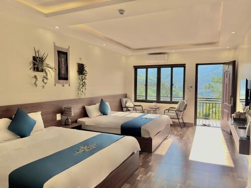 - une chambre avec 2 lits, une table et des chaises dans l'établissement Ánh Sao Sapa Hotel, à Sa Pa