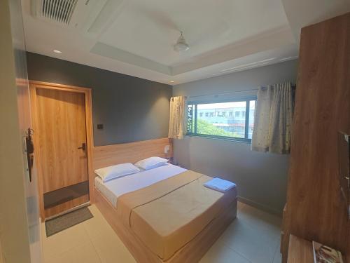 The Klift في فيلوري: غرفة نوم صغيرة بها سرير ونافذة