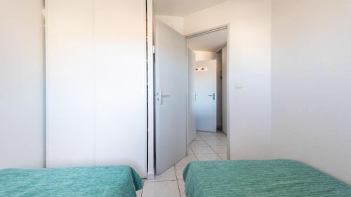 - 2 lits dans une chambre avec couloir dans l'établissement PRIMAVERA - 301 - Appt Lumineux 4 pers, au Cap d'Agde