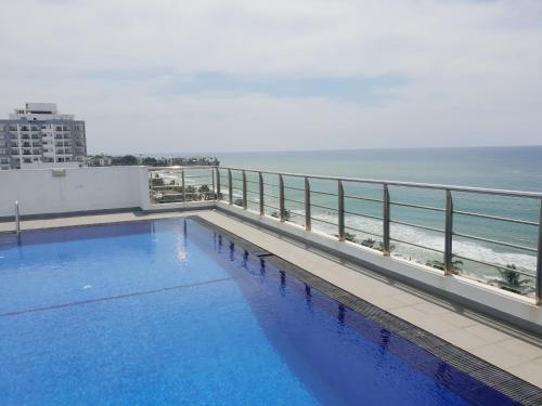 拉维尼亚山Sea View Condo by Ceylon Spaces的一座位于一座海洋建筑顶部的游泳池