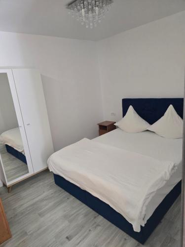 Postel nebo postele na pokoji v ubytování Terra Residence Beiuș