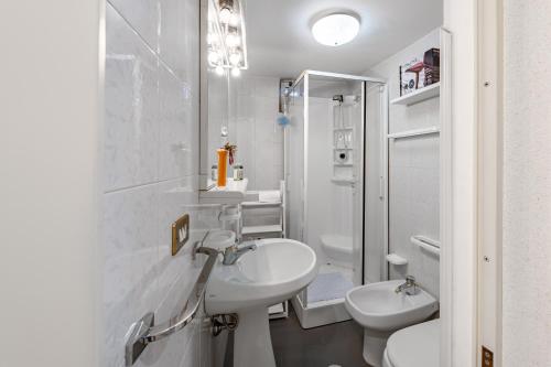 Ένα μπάνιο στο Casa Cenzina by Rentbeat