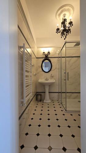 uma casa de banho com um lavatório e um espelho em Hotel nad Pilicą em Przedbórz