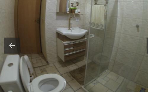 uma casa de banho com um WC, um lavatório e um chuveiro em Chalé no Camping Carrion próximo a Tomorrowland em Itu