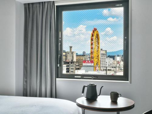 大阪的住宿－VESSEL INN NAMBA，一间卧室设有窗户,享有摩天轮的景色