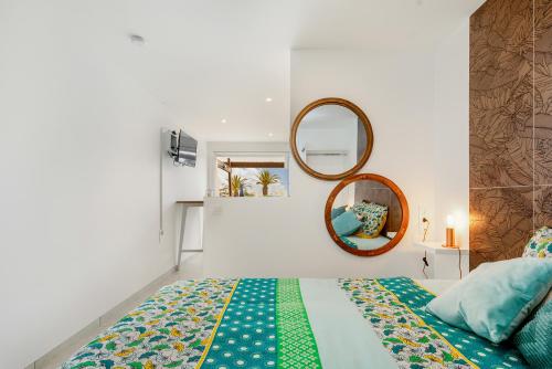 une chambre avec un lit et un miroir dans l'établissement Maracuja Port Nature, au Cap d'Agde