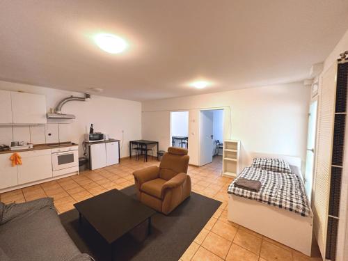 a living room with a couch and a table and a kitchen at Monteurunterkunft Wolkersdorf in Schwabach