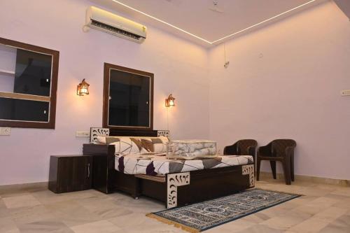 sala de estar con sofá y ventana en Colonel's Cottage, en Jaipur