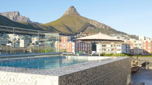 una piscina con una montaña en el fondo en Six On N Apartments - Managed by Propr en Ciudad del Cabo