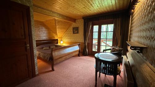 een slaapkamer met een bed in een houten hut bij Jaunsētas in Alūksne