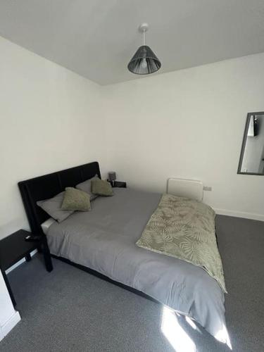 Un pat sau paturi într-o cameră la Olivias Apartments Flat 1