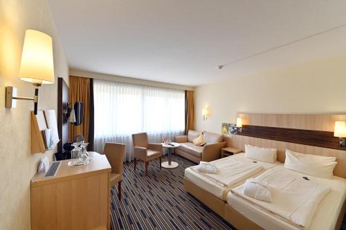 Postel nebo postele na pokoji v ubytování Kurpark-Hotel