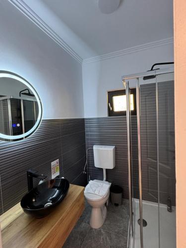a bathroom with a toilet and a bath tub at Flori de Tei Maramures in Săcel