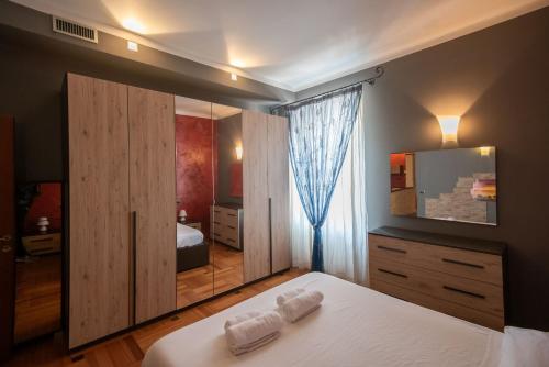 La casa dei girasoli wifi e relax في جينوا: غرفة نوم عليها سرير وفوط