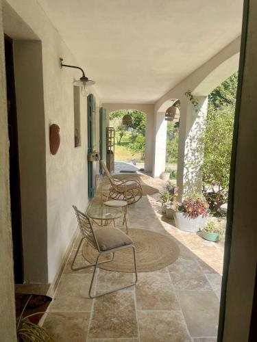 two chairs and a table on a porch at Beau studio dans mas provençal in Avignon