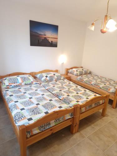 two twin beds in a room with at Apartments Pavle in Barušić
