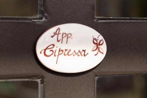 um sinal numa porta que diz "Rip Express" em Guest House Valentincic em Nova Gorica