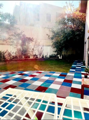 Sheikh Zayedにある3-bedroom apartment with private garden, Sheikh Zayed City centerのチェック模様の床と2脚の椅子がある部屋