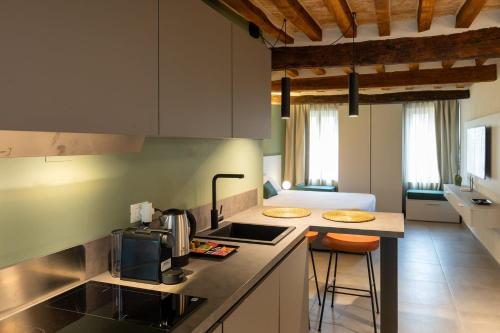 una cucina con piano cottura e piano di lavoro di Palais Bernadette a Parma