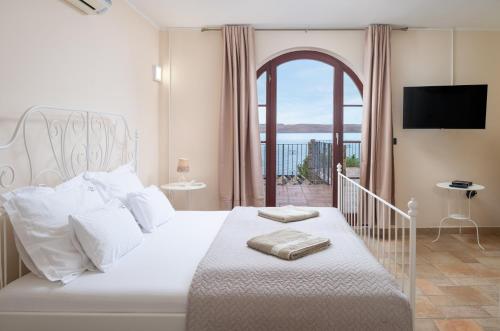 um quarto com uma cama e vista para o oceano em Villa Tiffany&more em Barić Draga