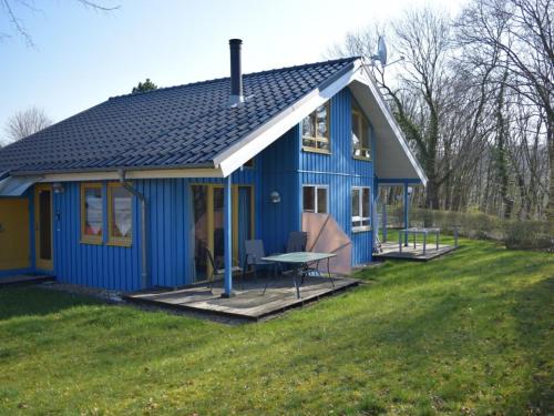 ein blaues Haus mit einem Picknicktisch im Hof in der Unterkunft Komfort-Ferienhaus Wolke #56 in Extertal