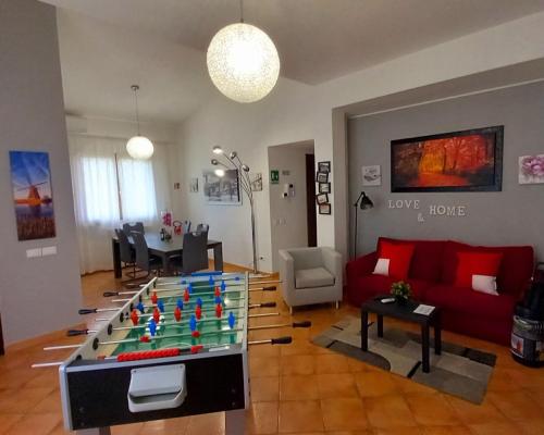 ein Wohnzimmer mit einem Tisch und einem Schachbrett darauf in der Unterkunft Villa Vittorio in Infernetto