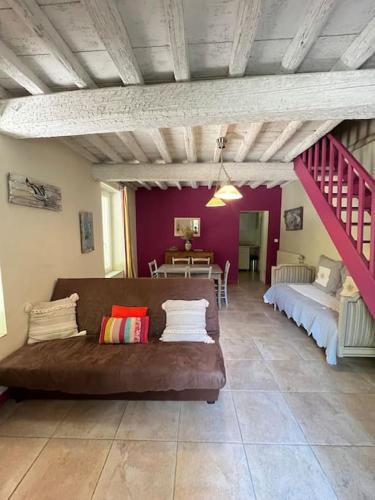 un salon avec un canapé marron et une table dans l'établissement 