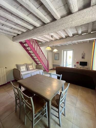 une salle à manger avec une table et des chaises en bois dans l'établissement 