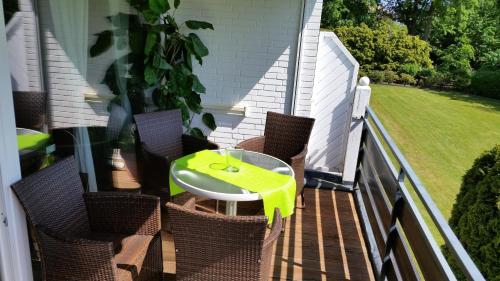 een patio met een tafel en stoelen op een balkon bij FeWo Sunshine-Dahme in Dahme