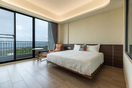 a bedroom with a bed and a balcony at Tinghai Leisure homestay in Magong