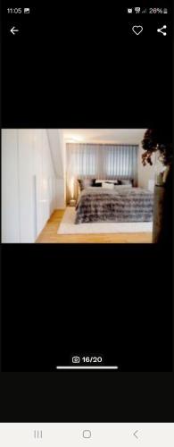 ein Bild eines Schlafzimmers mit einem großen Bett in der Unterkunft NJoy Apartments in Nürnberg