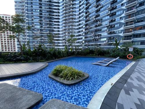 马尼拉Muji-Inspired hōme-tél in the heart of Makati的高楼前的游泳池