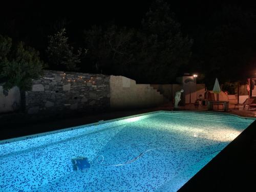 una piscina illuminata di notte con di Corse CERVIONE T2 a Cervione