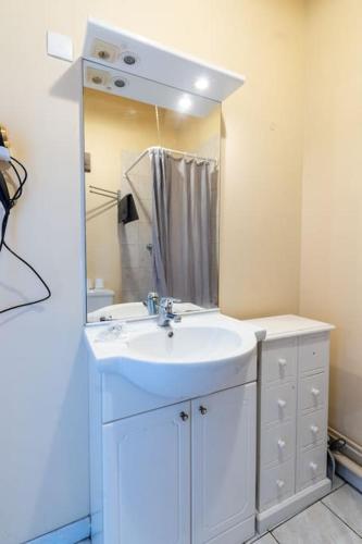 une salle de bain avec un lavabo blanc et un miroir dans l'établissement Appartement cosy pas loin de la gare St Charles, à Marseille