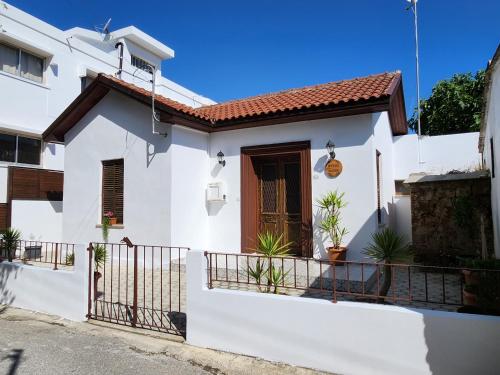Casa blanca con puerta marrón en Mystic Guest House Famagusta, en Famagusta