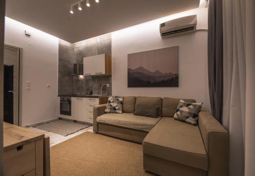 Il comprend un salon avec un canapé et une cuisine. dans l'établissement Luxury apartment in the center of Ioannina city, à Ioannina