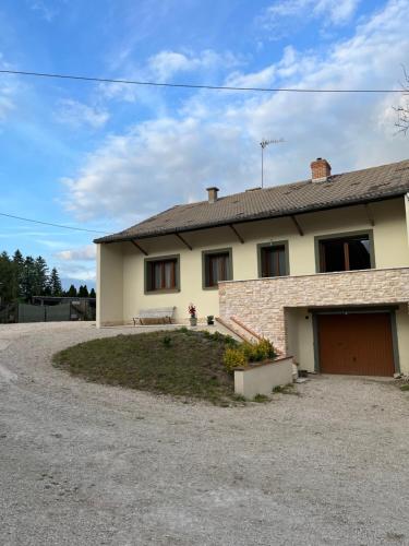 une maison avec une allée de gravier devant elle dans l'établissement Maison de campagne, à Bosjean