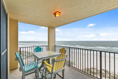 balcón con mesa, sillas y vistas al océano en Phoenix V Unit 816, en Orange Beach