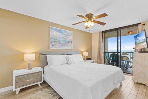 ein Schlafzimmer mit Bett und Deckenventilator in der Unterkunft Phoenix V Unit 816 in Orange Beach