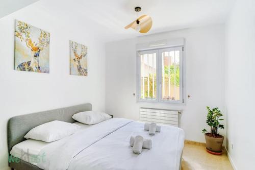 Un dormitorio con una cama con dos toallas encima. en Nice duplex for 6p, en Villejuif